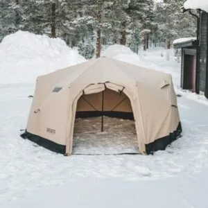Venor Rapid Shelter 16 kvm är ett robust tält designat och tillverkat av Arctic Lavvo